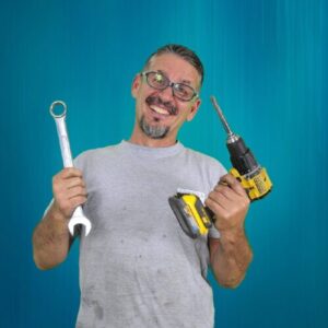Techniker von Torgen Switzerland mit Fokus auf Wärmepumpenlösungen, einschließlich Schalldämmung und flexiblen Wärmepumpenanschlüssen.